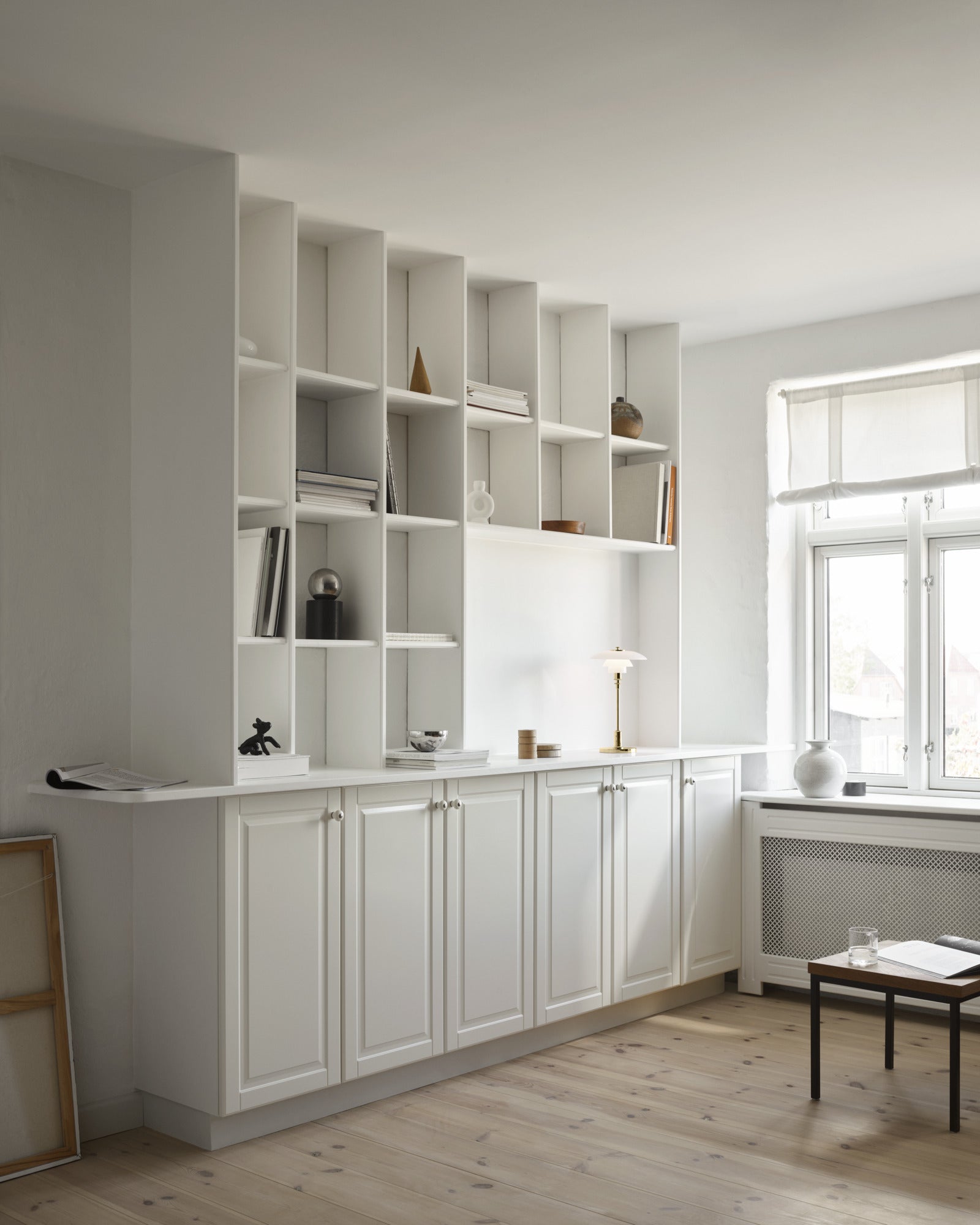 Tragbare Lampe PH 2/1 weiß mit messingfarbenem Fuß