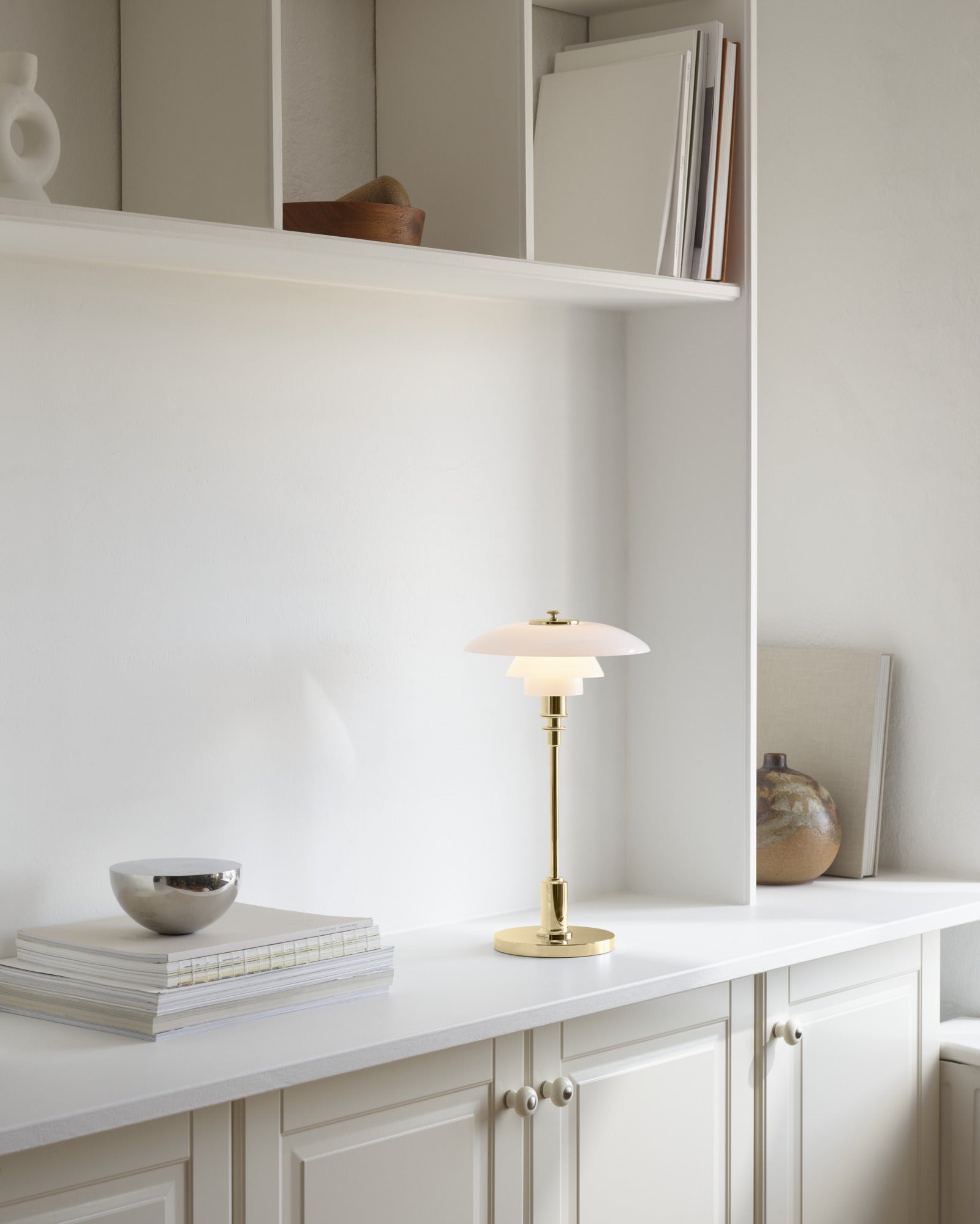 Tragbare Lampe PH 2/1 weiß mit messingfarbenem Fuß