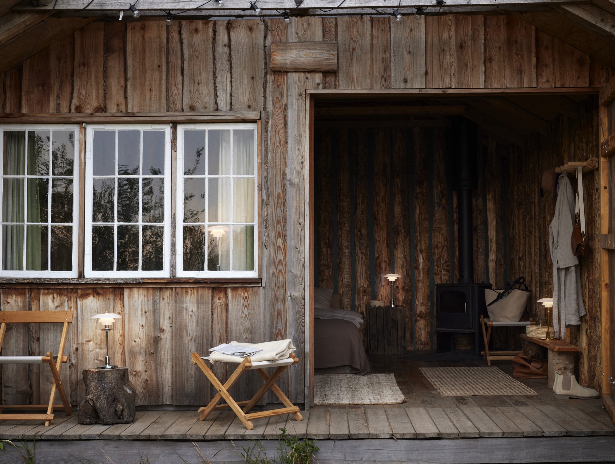 Tragbare Lampe PH 2/1 weiß mit messingfarbenem Fuß