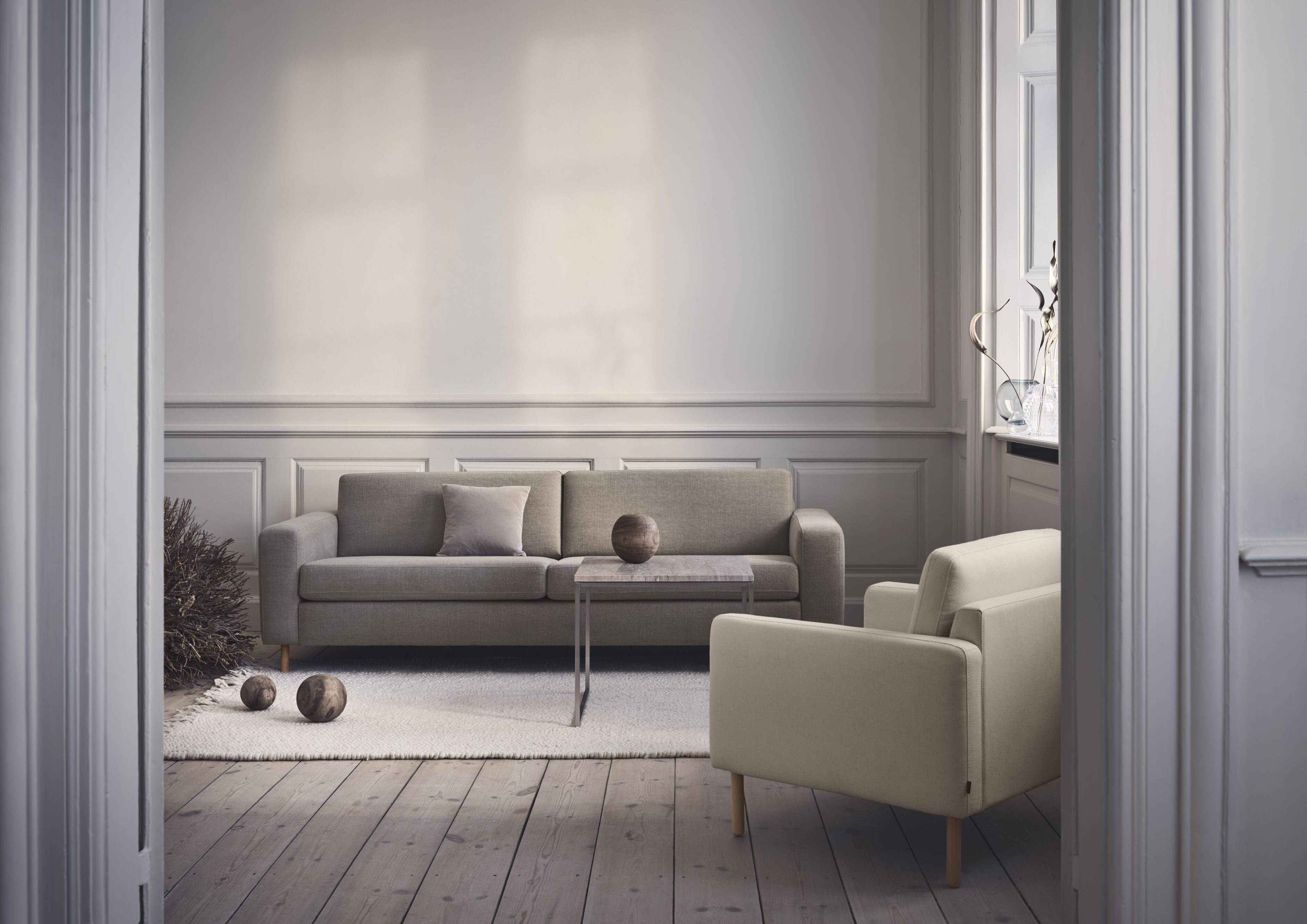 Scandinavia 2.5-person sofa metal base