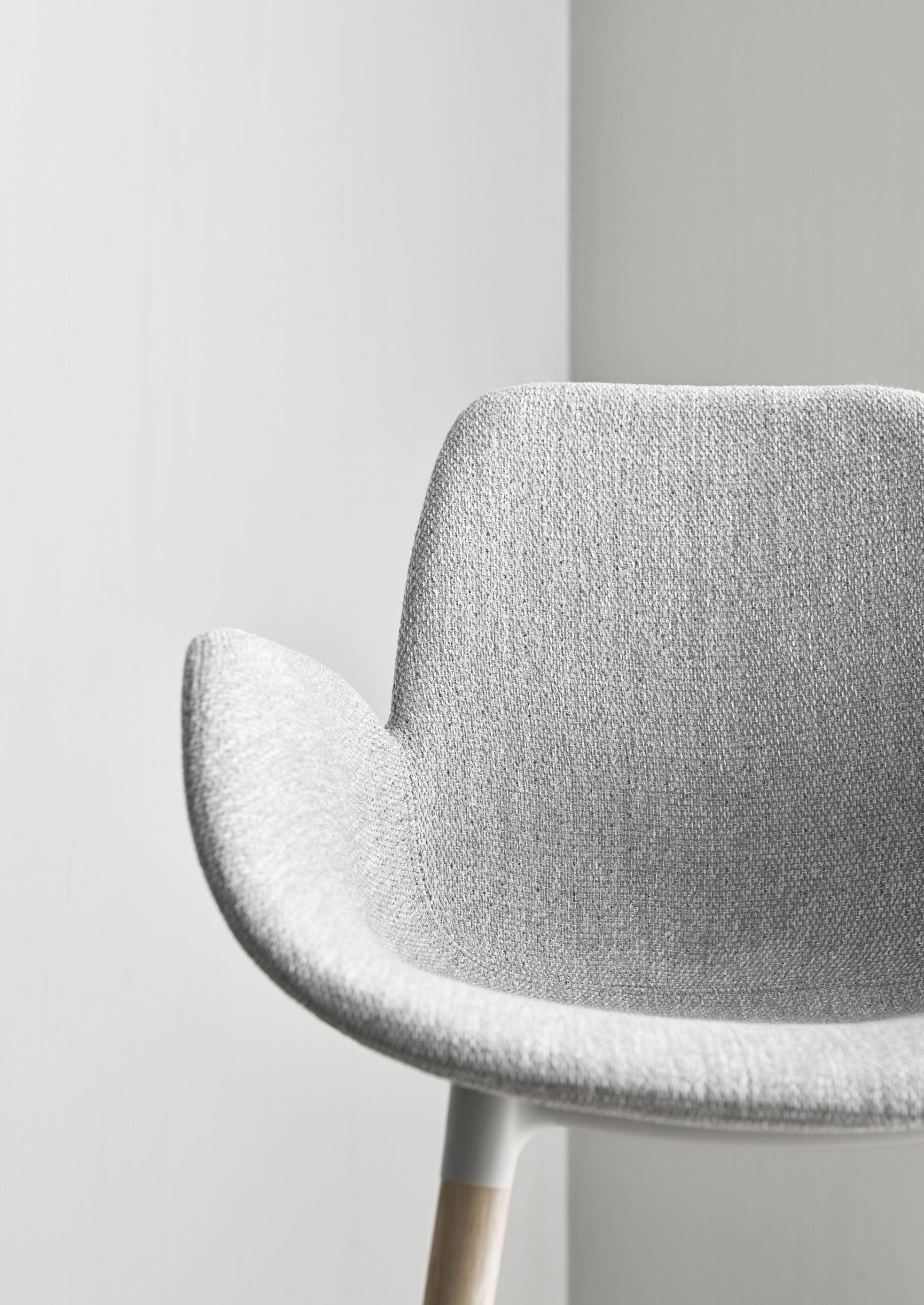 Chair with seed armrests upholstered with a whitened base