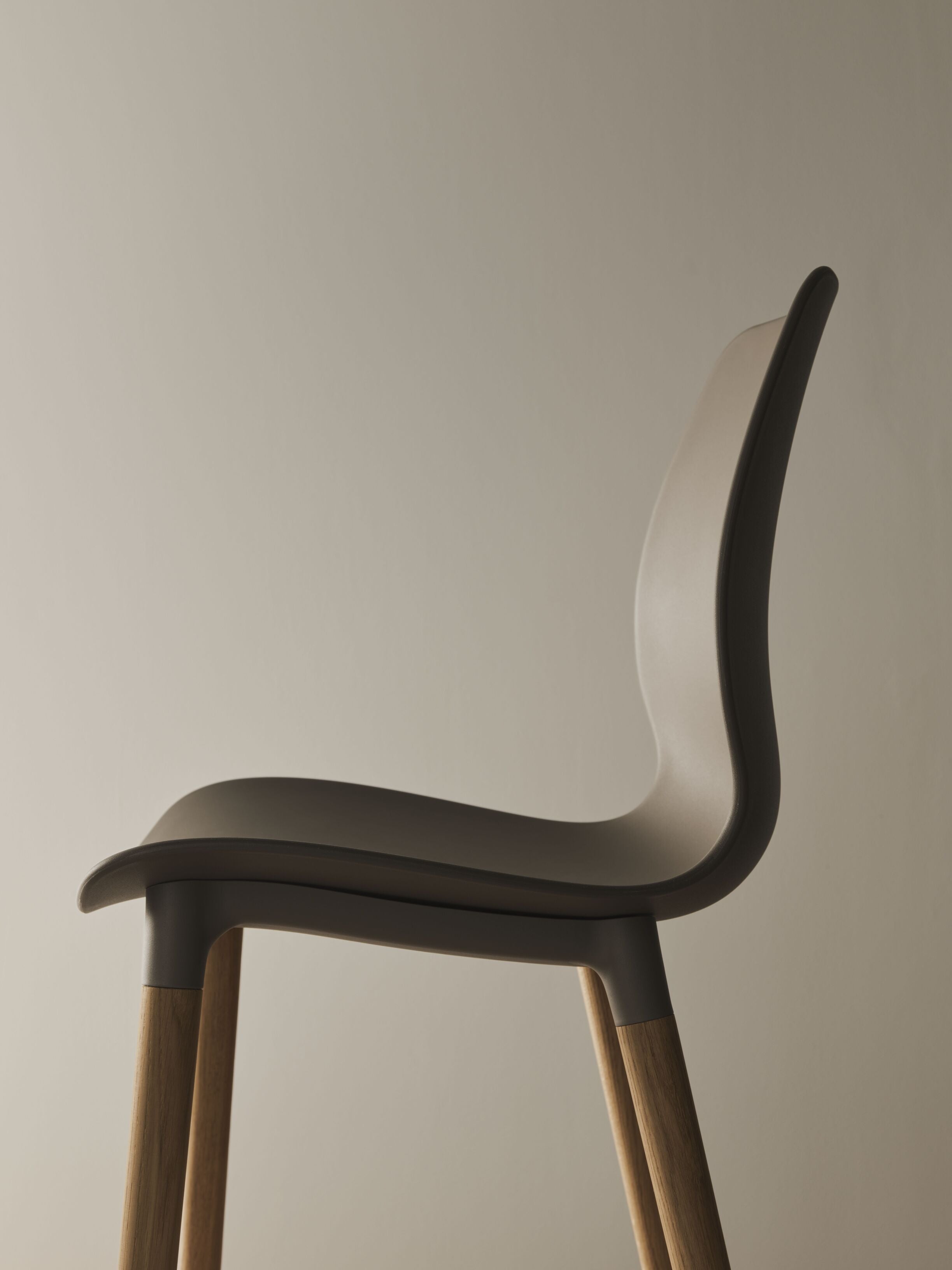 Seed beige chair with a whitened base