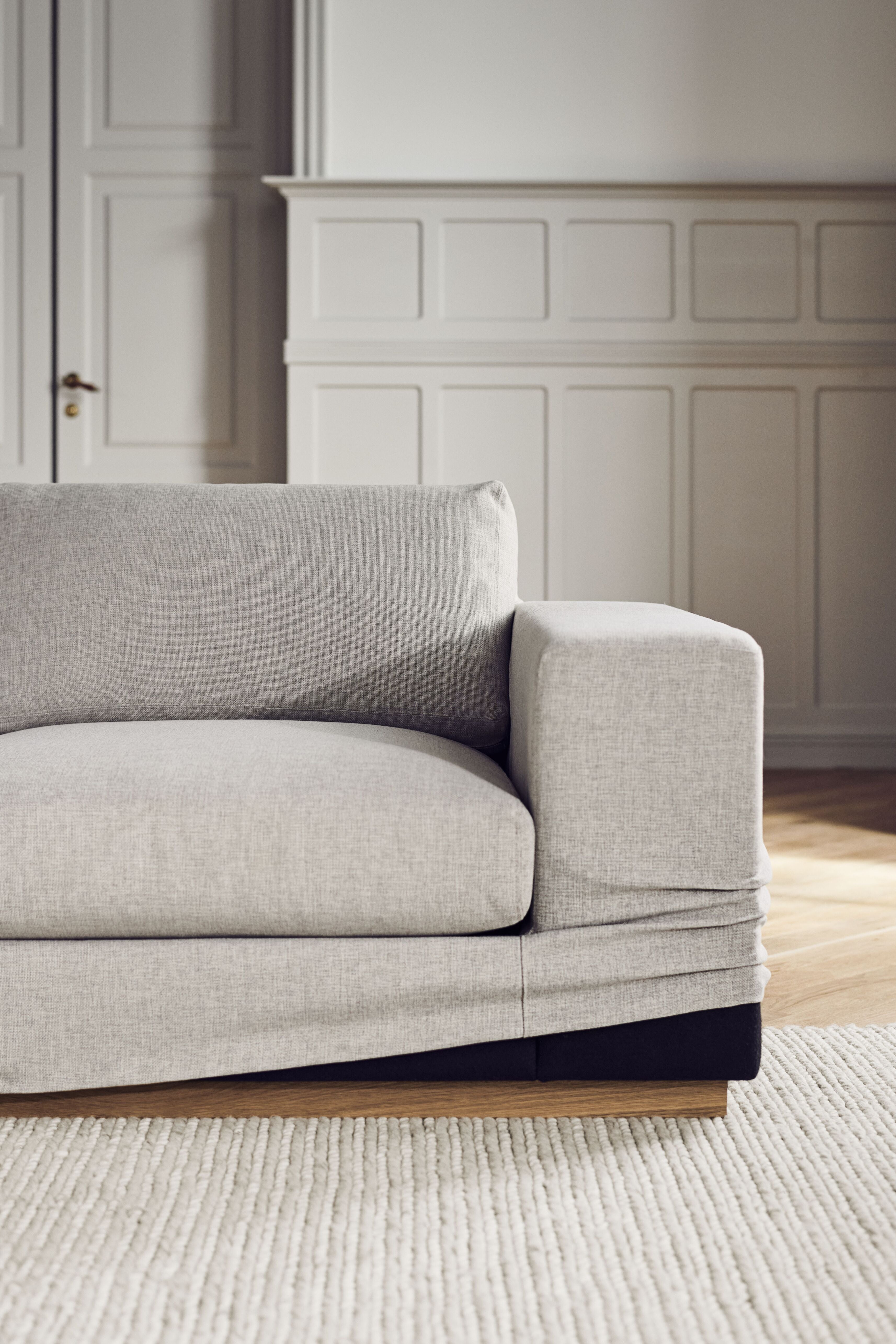 A corner with a sight -sided sepia chaise with an oak base