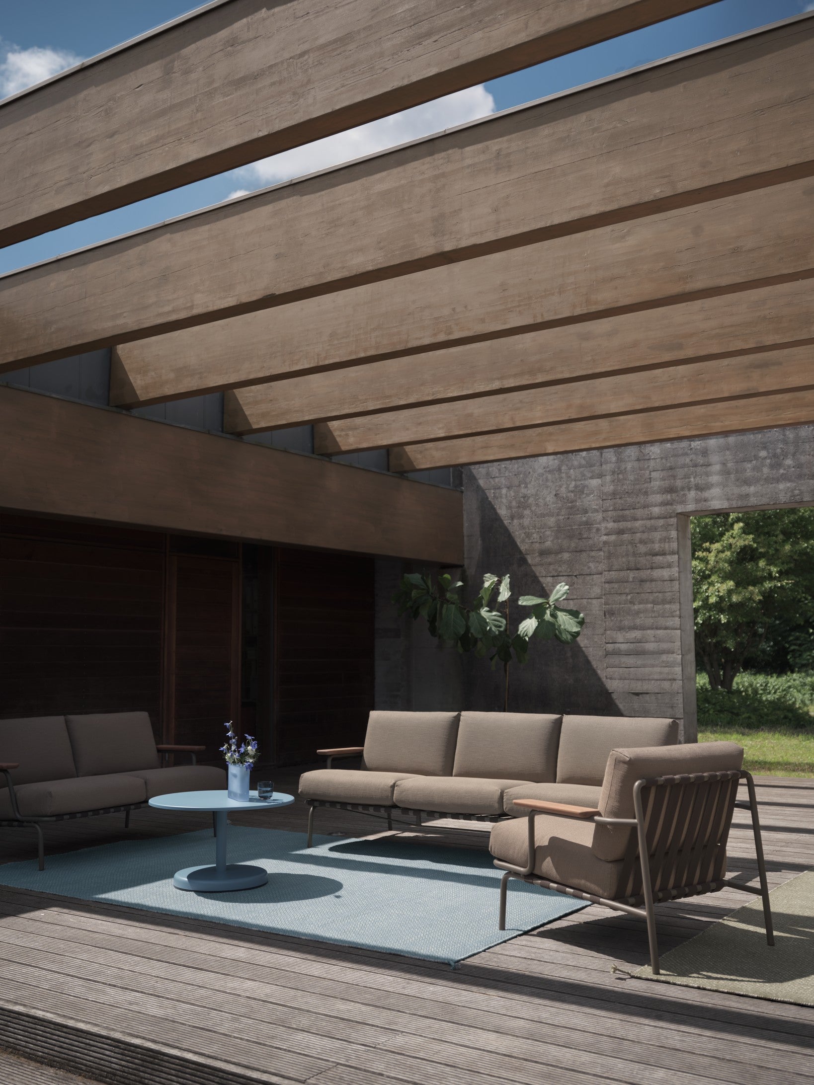 SETTLE Brown Outdoor Armchair with Taupe Base