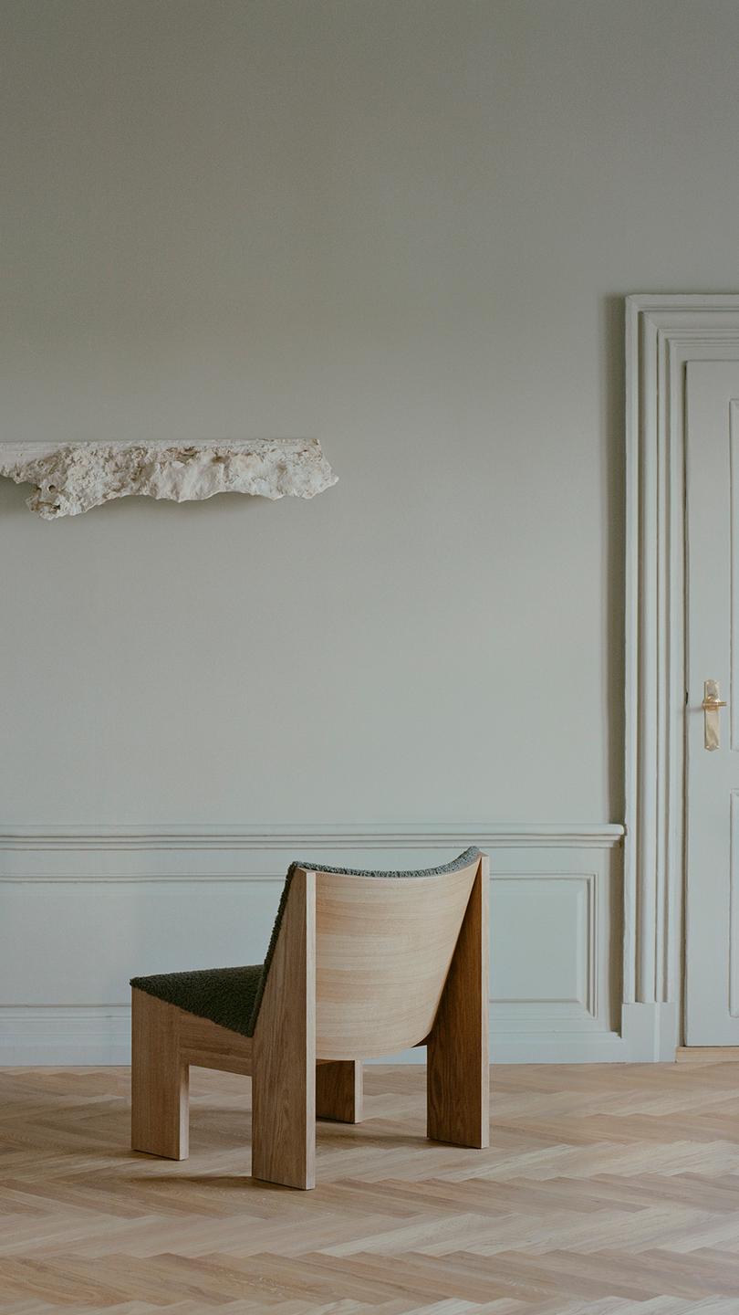 Tenon Romo Ruskin Quill Beige armchair with an oak base