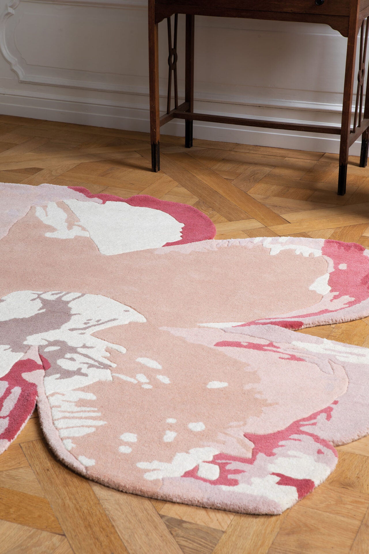 Shaped rug magnolia light pink