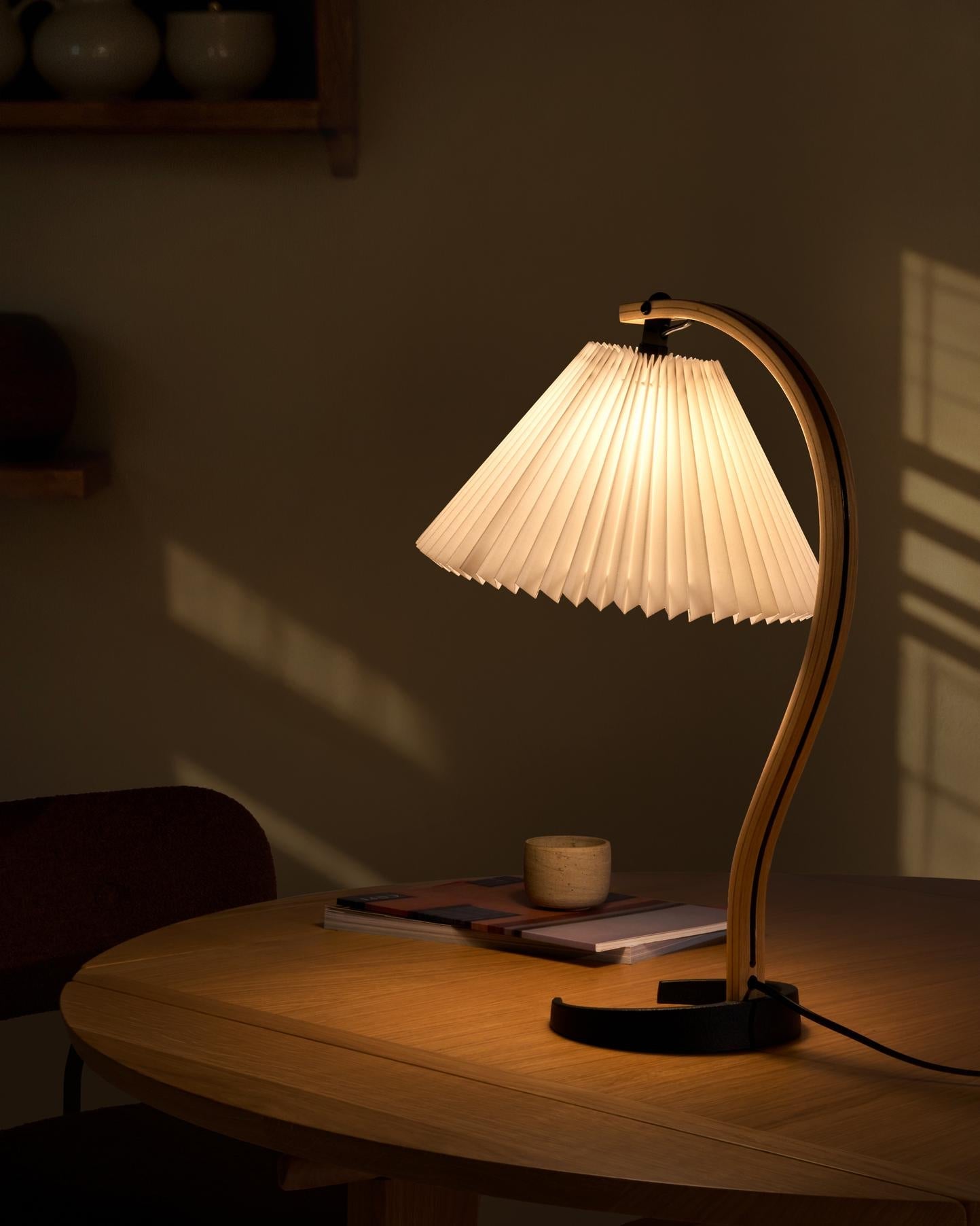 TIMBERLINE table lamp oak wood with white shade