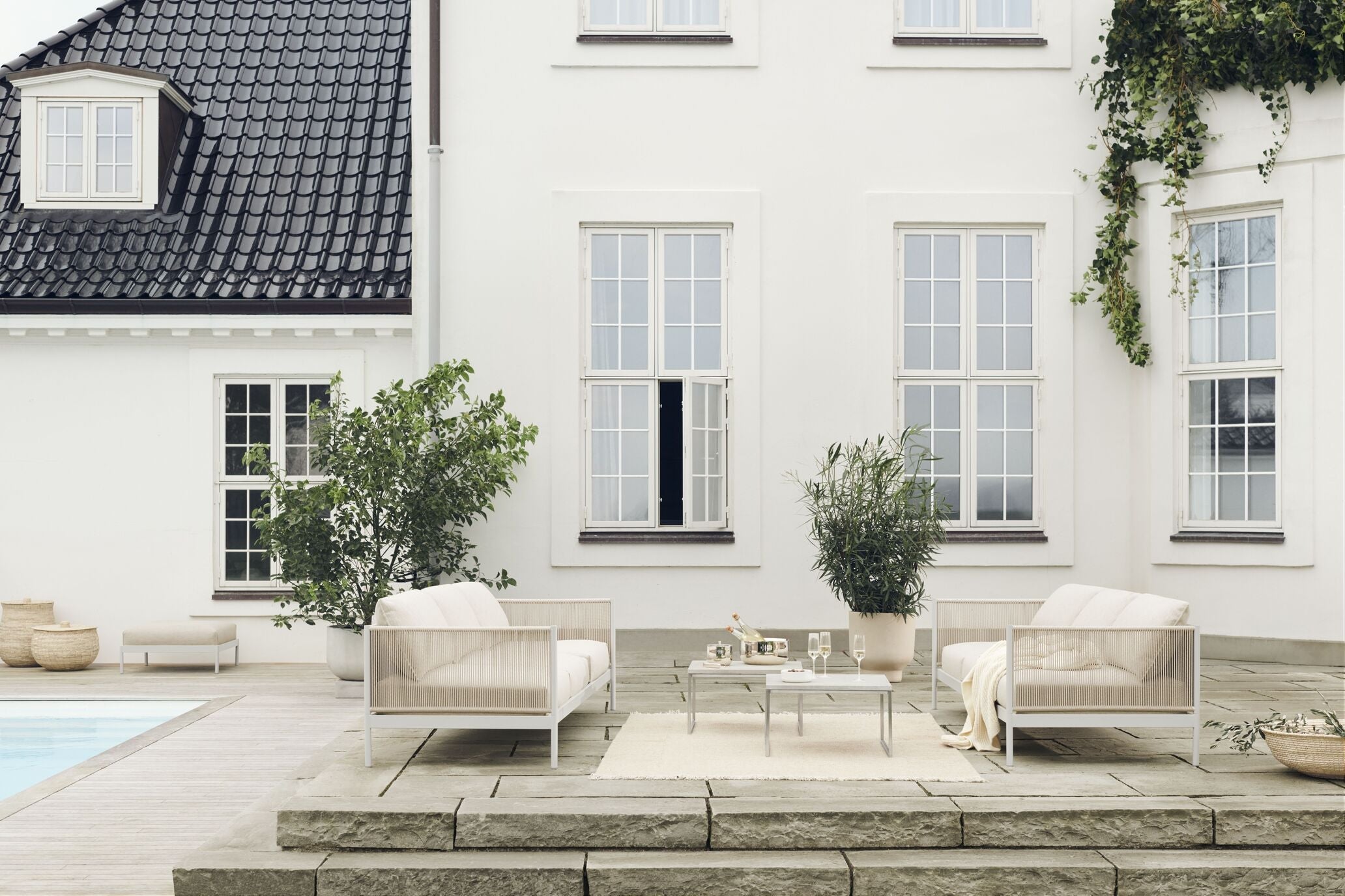 The external coffee table Como wooden top with a steel base