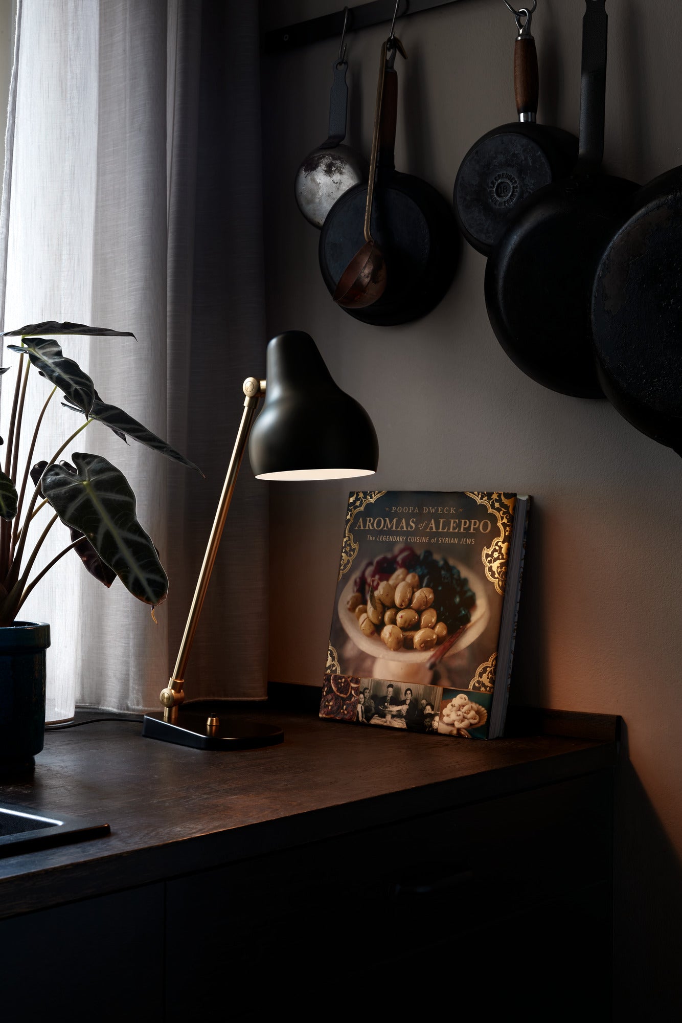 VL 38 black table lamp with gold finish