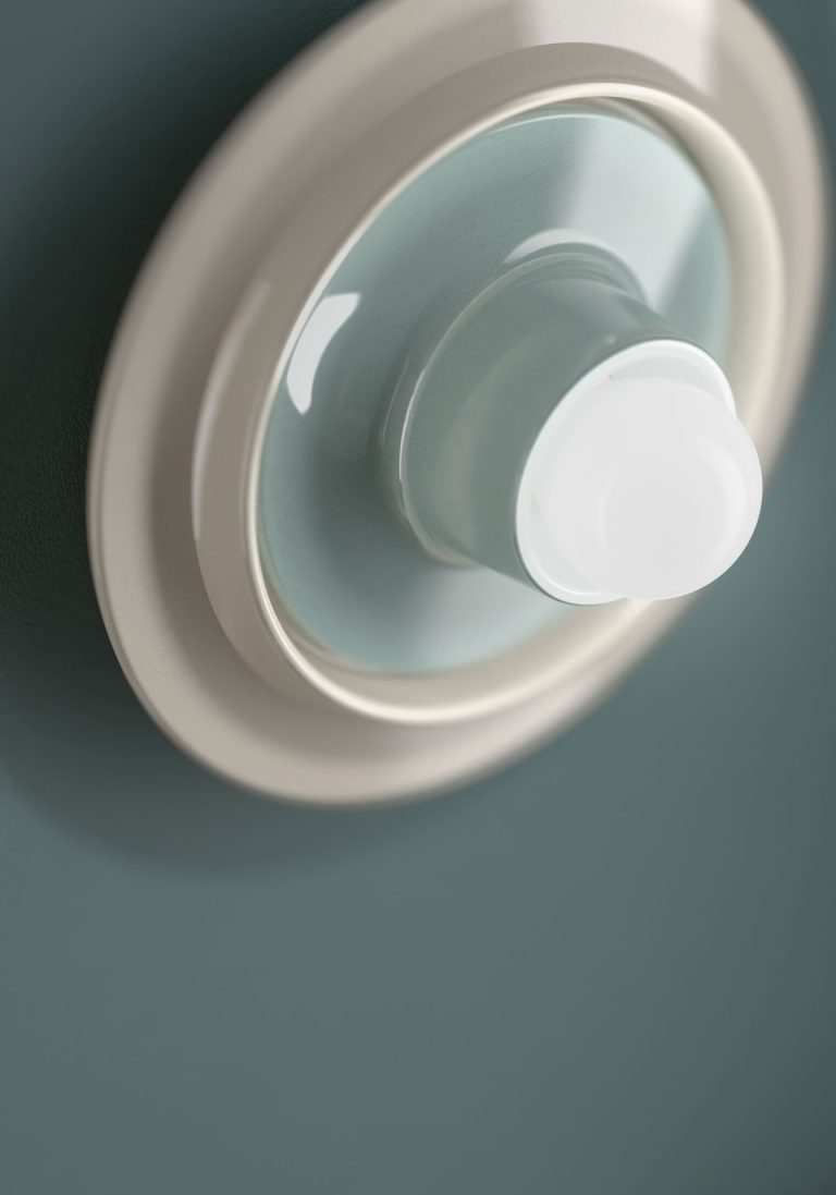 VOILÀ Wandleuchte aus creme-blauer Keramik 