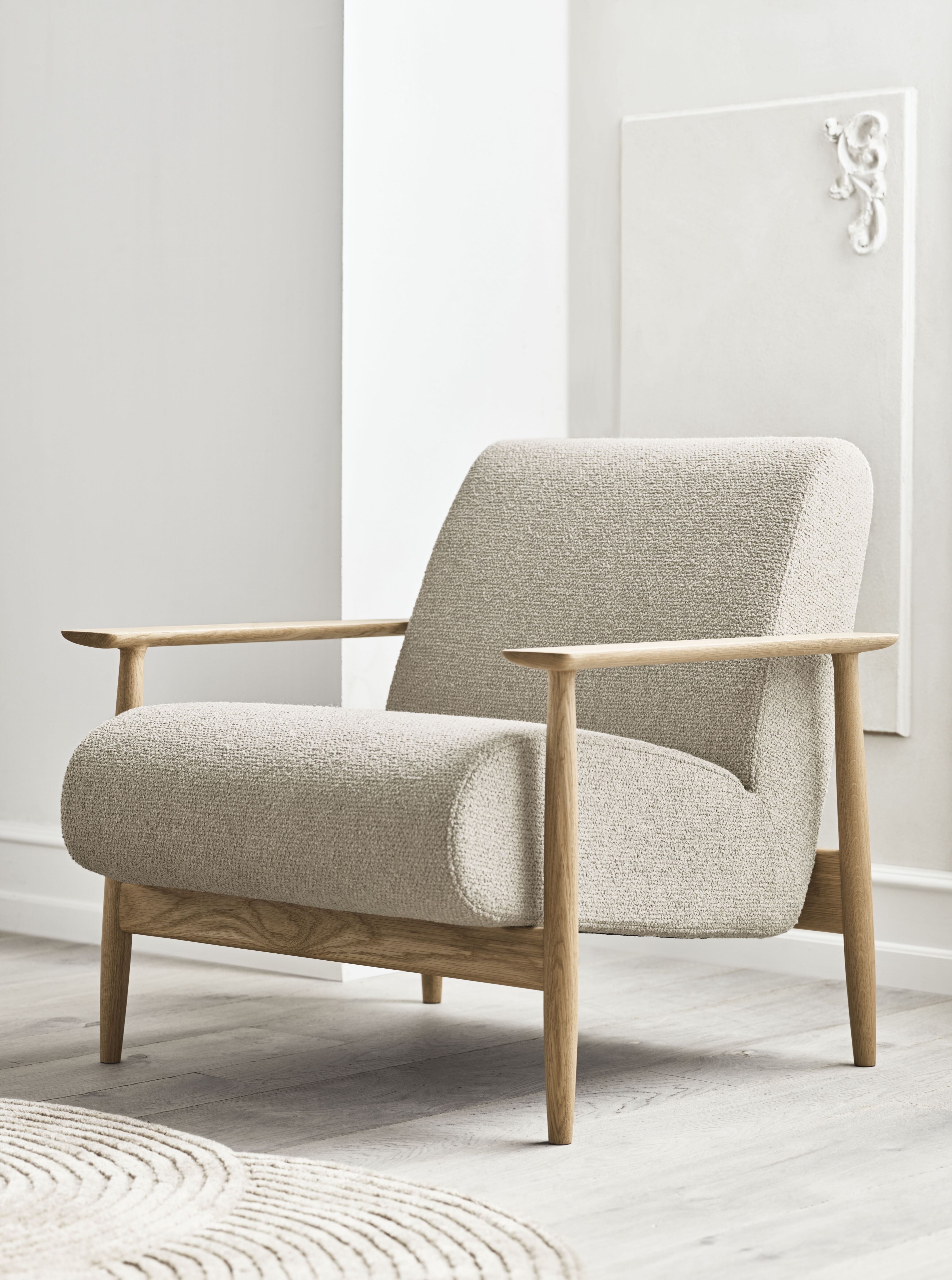 Upholstered armchair Visti Oak wood base