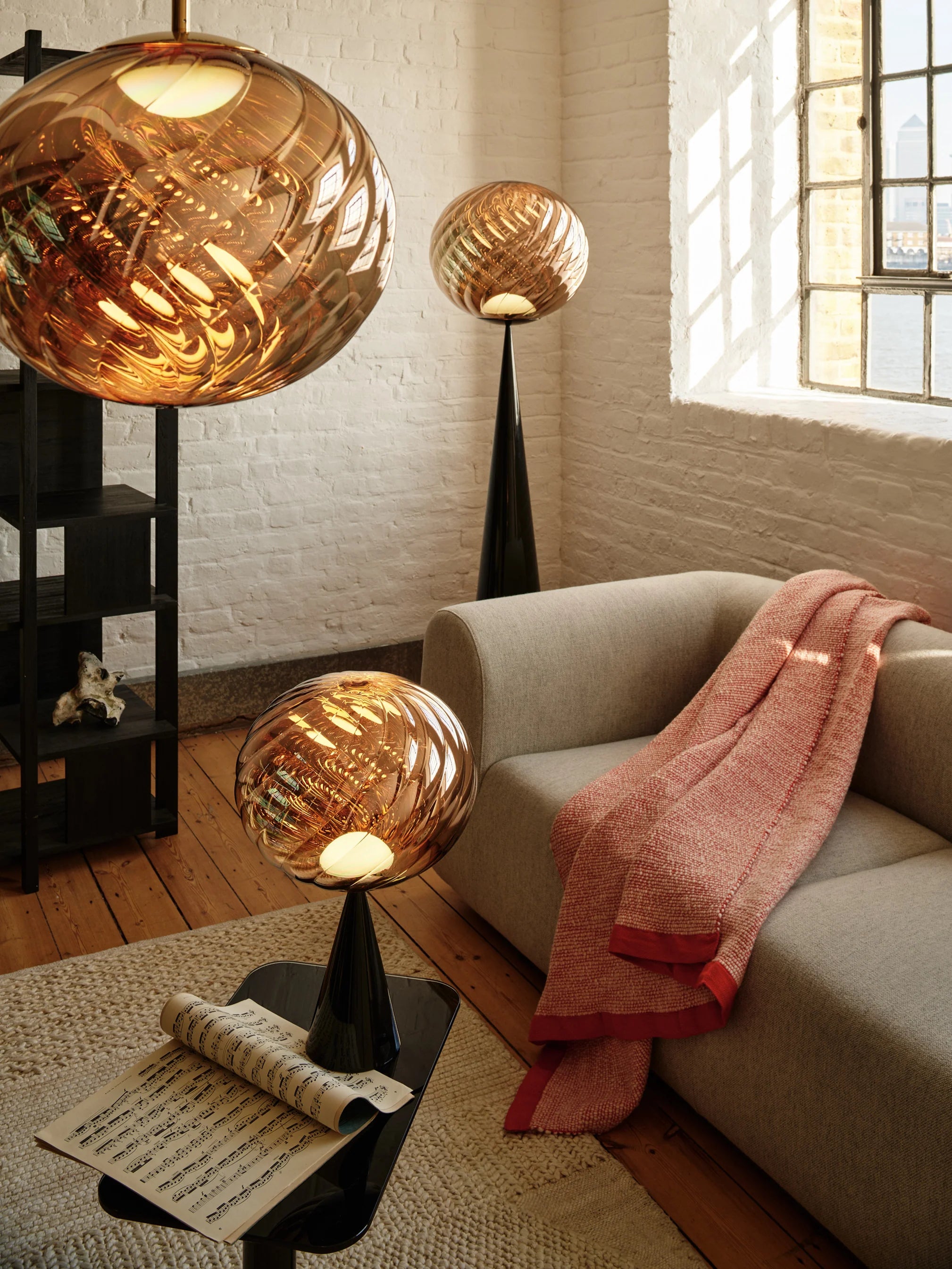 WHIRL table lamp in gold with a black base