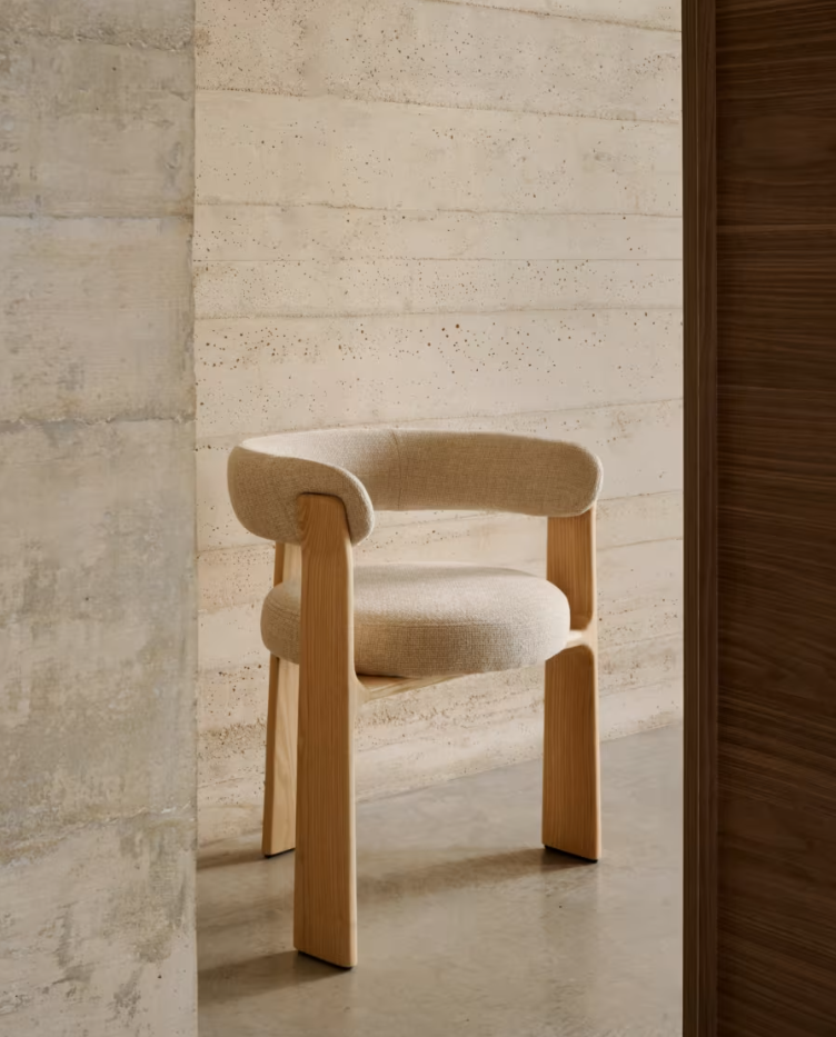 Chair with armrests Granite beige szenil with a wooden base