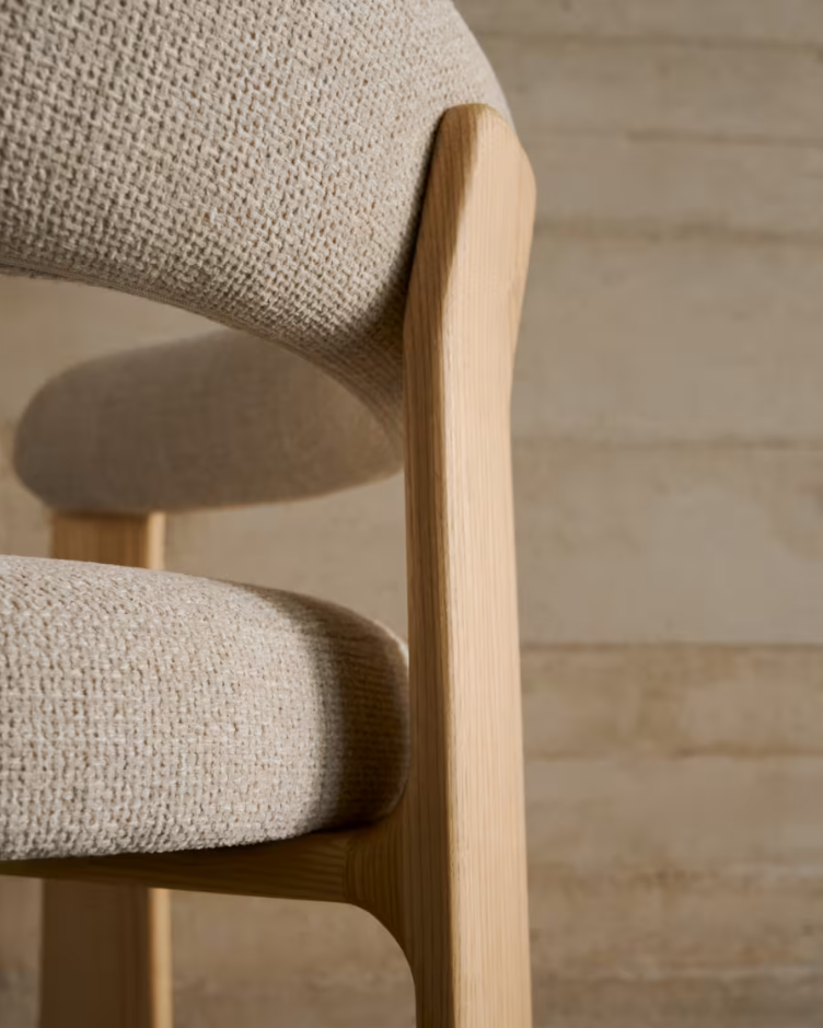 Chair with armrests Granite beige szenil with a wooden base