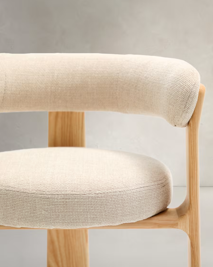 Chair with armrests Granite beige szenil with a wooden base