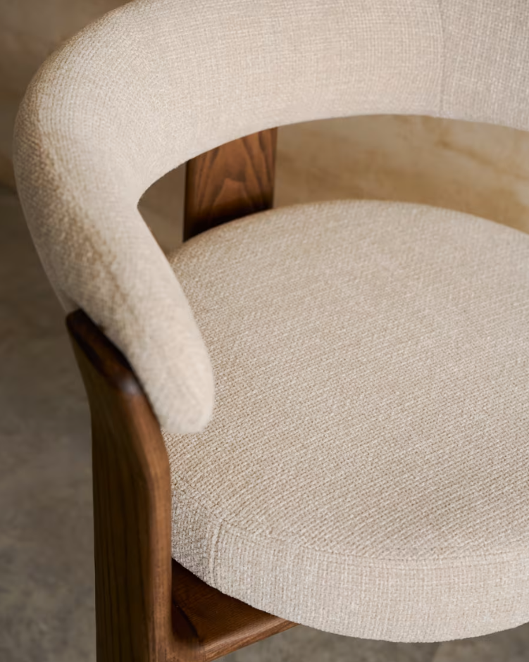 Chair with armrests granite beige szenil with a dark wooden base