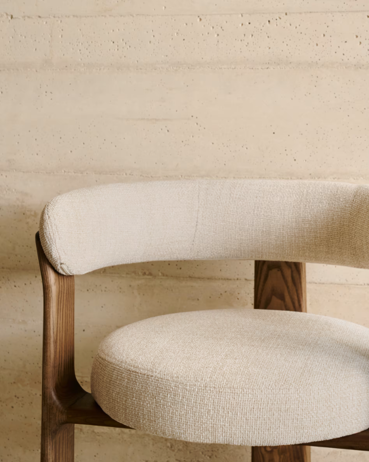 Chair with armrests granite beige szenil with a dark wooden base