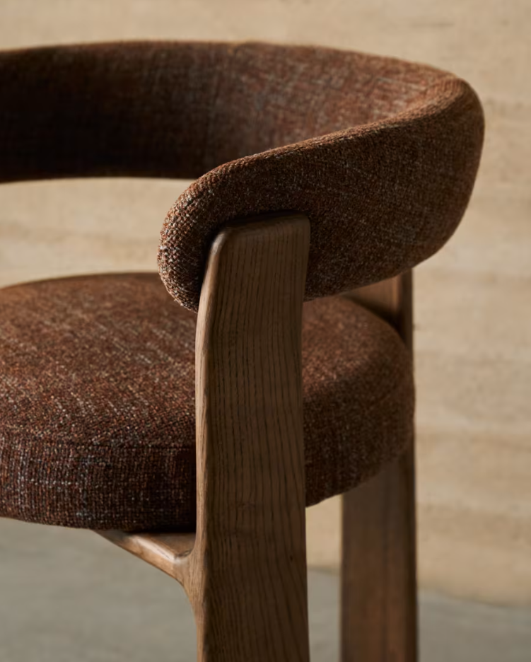 Chair with armrests Granite brown szenil with a dark wooden base