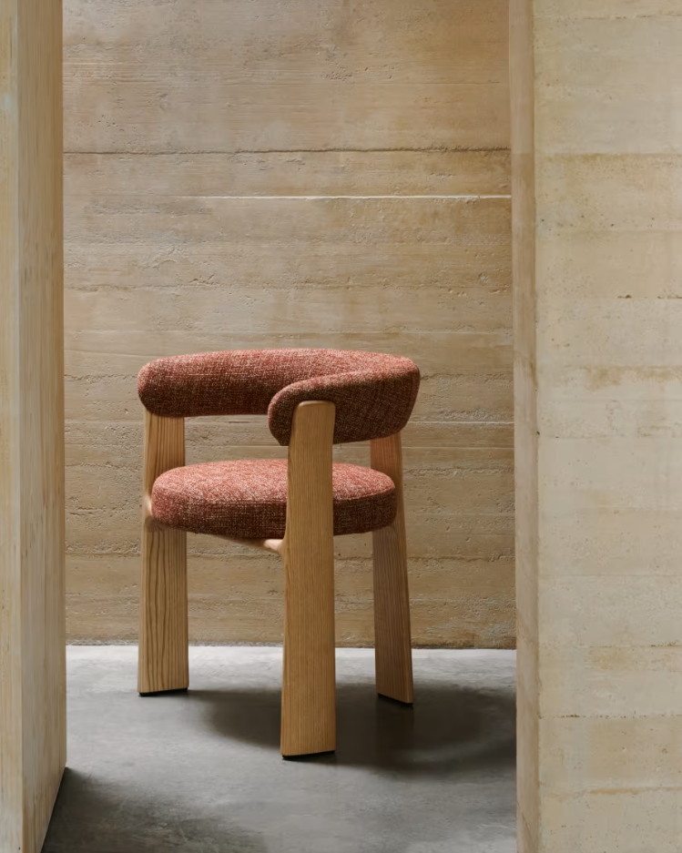 Chair with armrests Granite red szenil with a wooden base