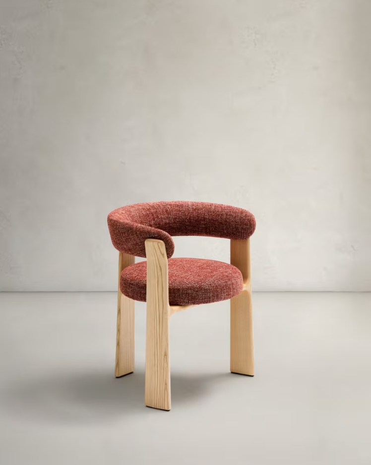 Chair with armrests Granite red szenil with a wooden base