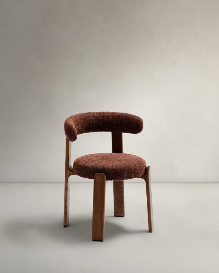 Granite brown chair from a dark wooden base