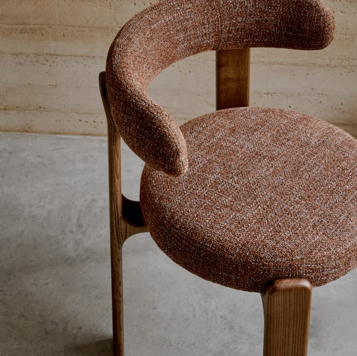 Granite brown chair from a dark wooden base