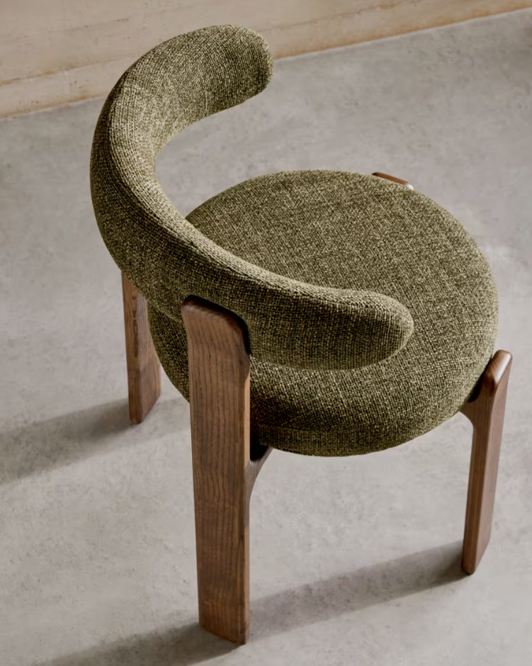 Granite chair green szenil with a dark wooden base