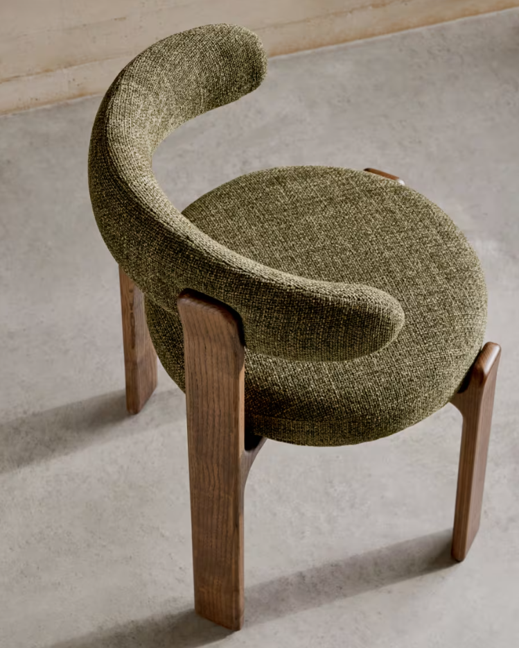 Granite chair green szenil with a dark wooden base