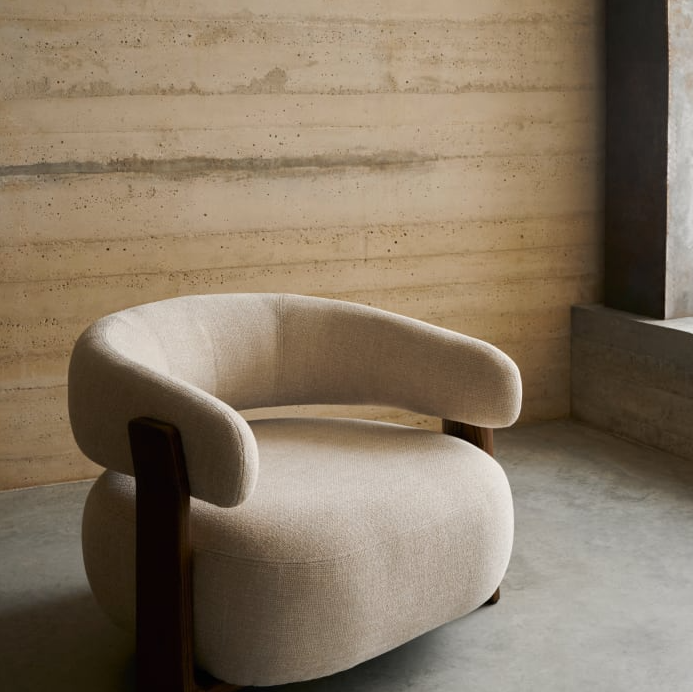 Beige granite armchair szenil with a dark wooden base