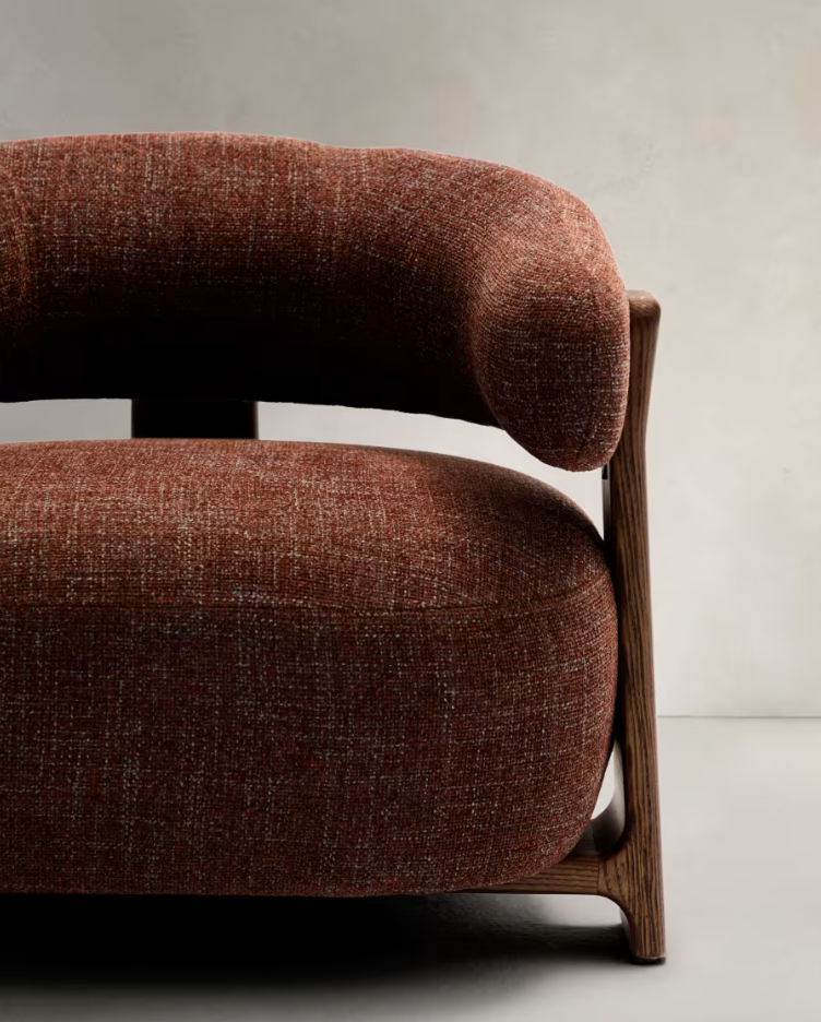 Granite brown chair szenil with a dark wooden base