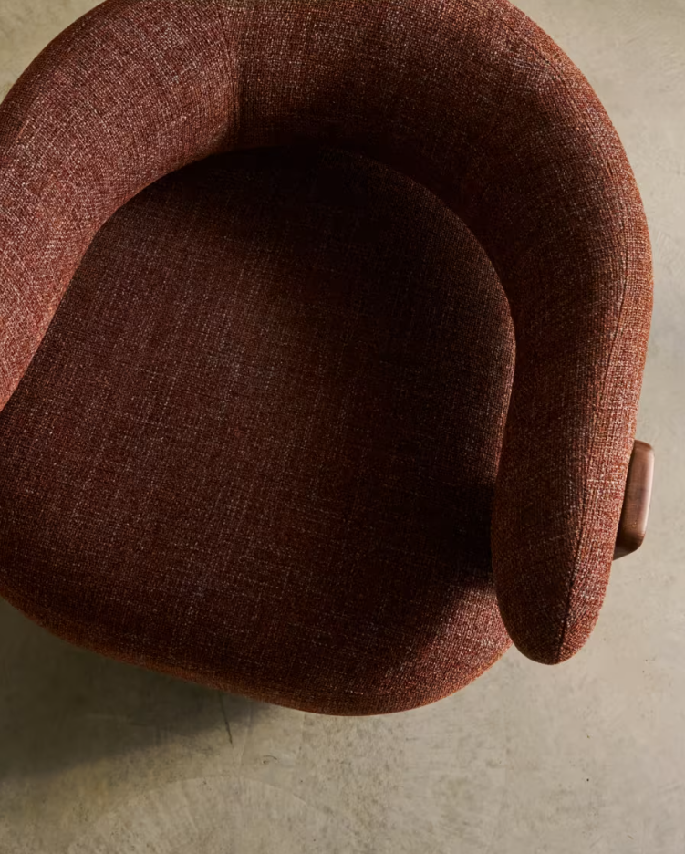 Granite brown chair szenil with a dark wooden base