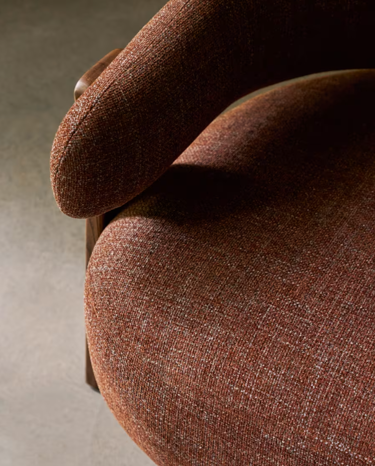 Granite brown chair szenil with a dark wooden base