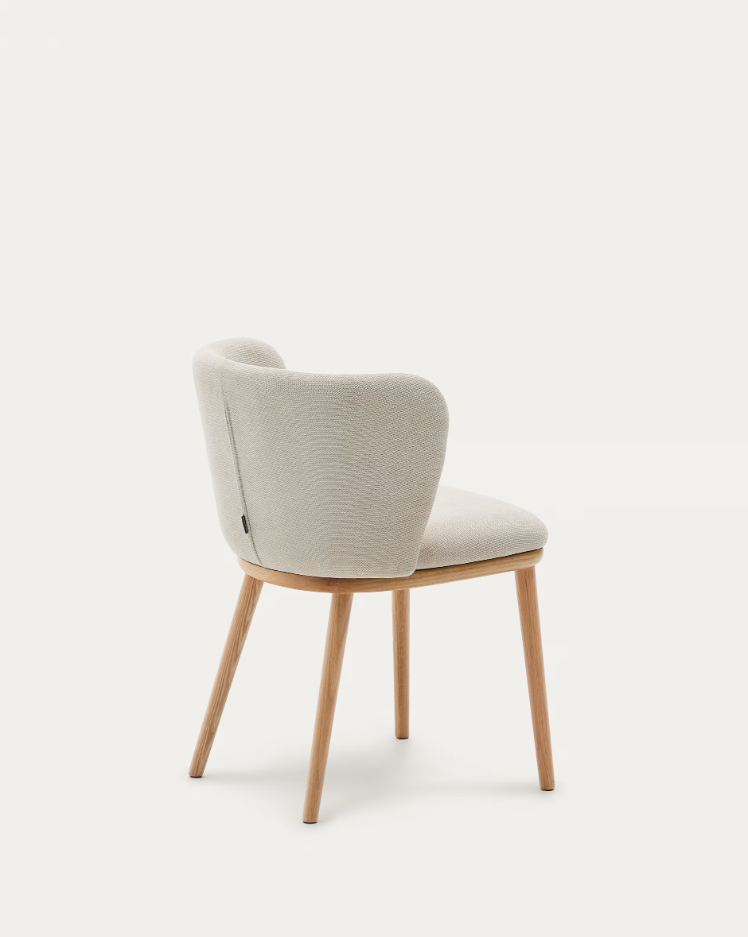 A chair in the ciselia beige szenil fabric with a bright base