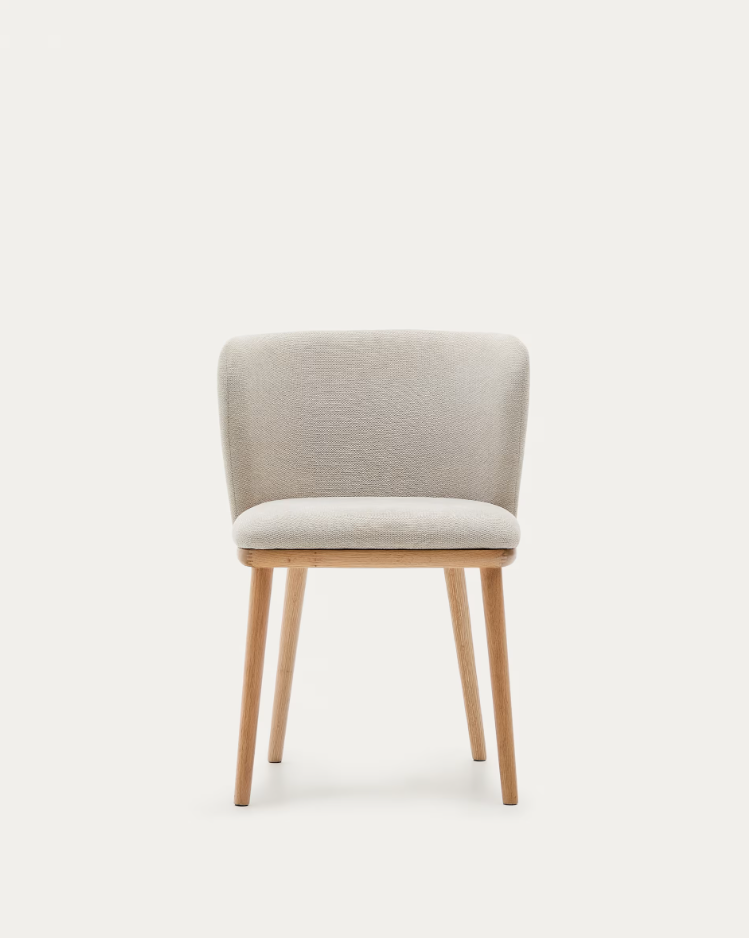 A chair in the ciselia beige szenil fabric with a bright base