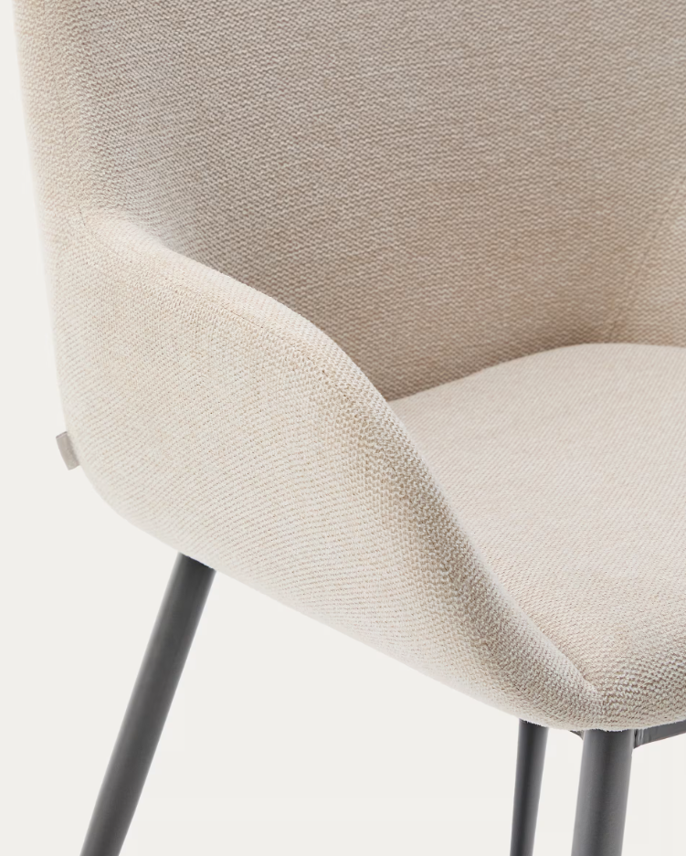 Beige horse chair with a black base