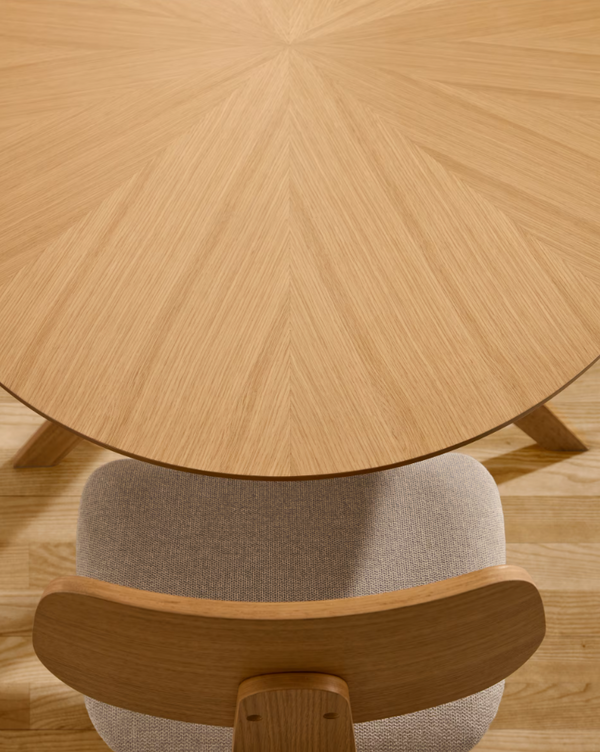 Table on oanium oak veneer