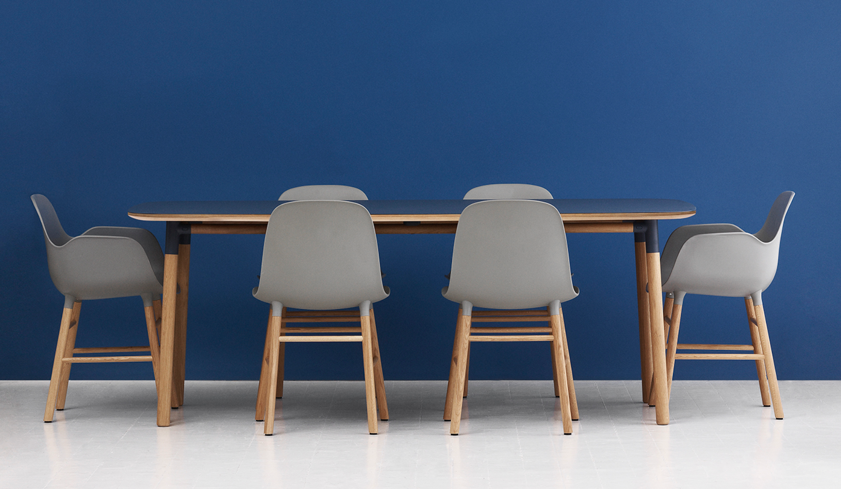 Form table gray top with an oak base