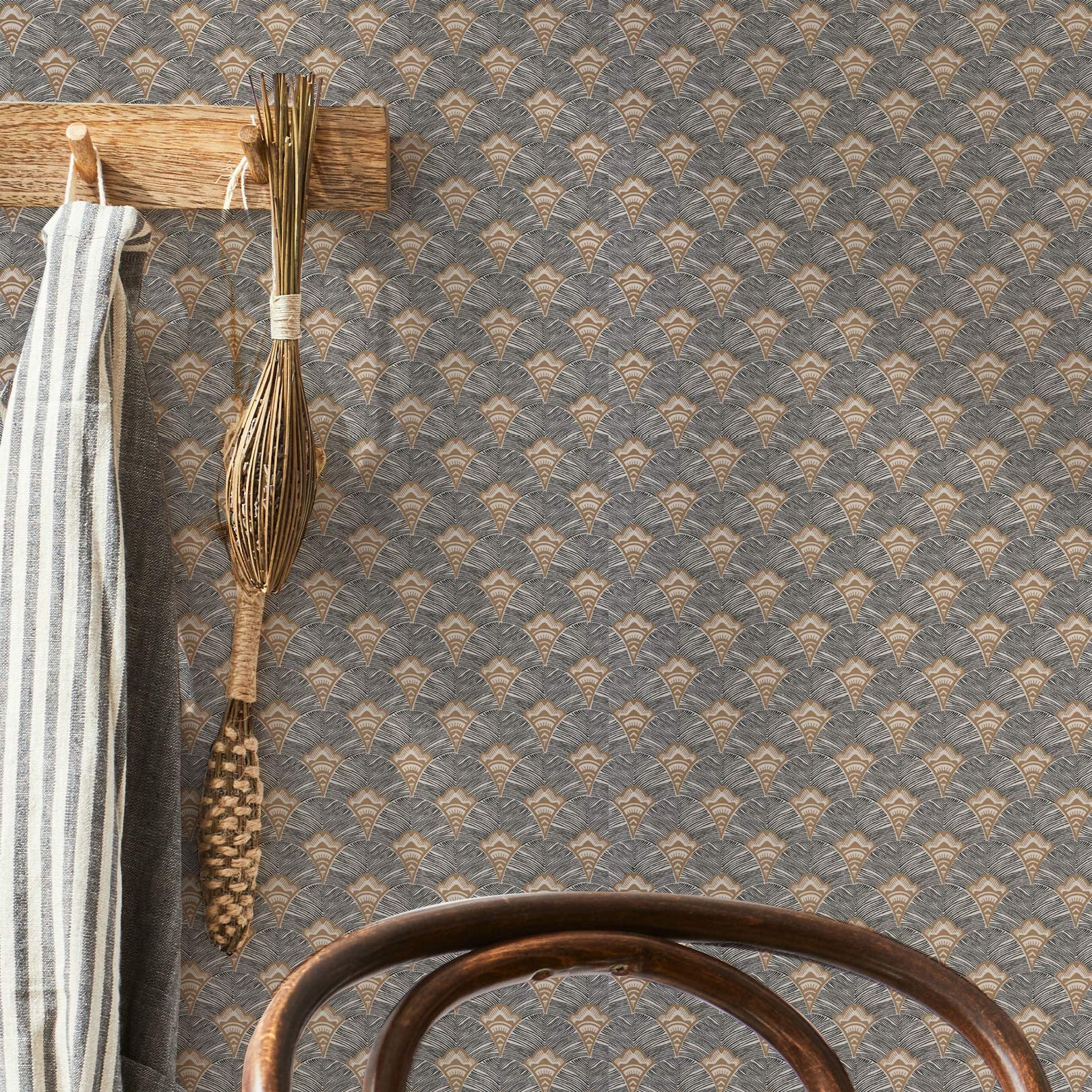 Structural wallpaper with an abstract fan pattern ADENIUM - MORDORE gray with gold