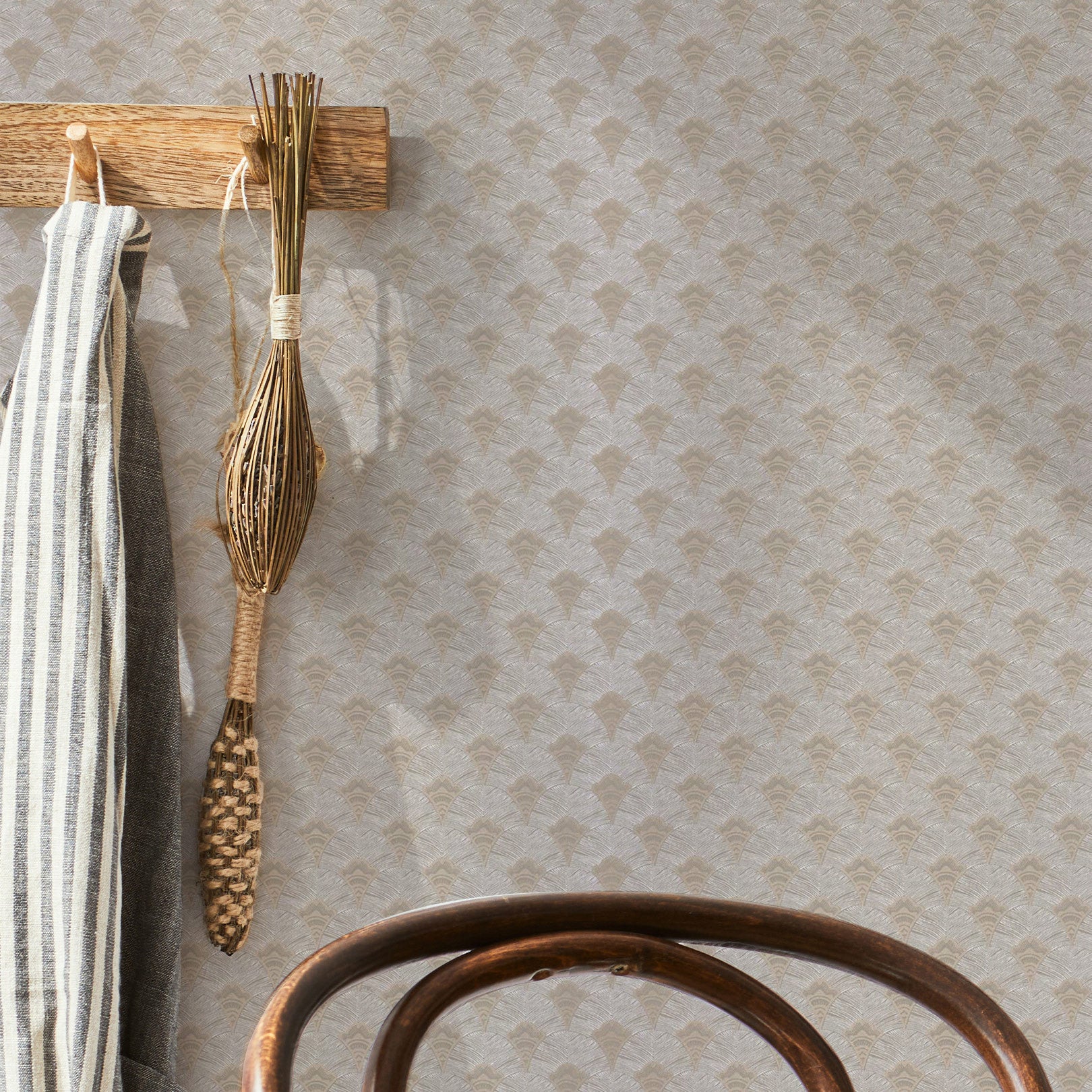 Structural wallpaper with an abstract fan pattern ADENIUM - GREGE light gray with gold