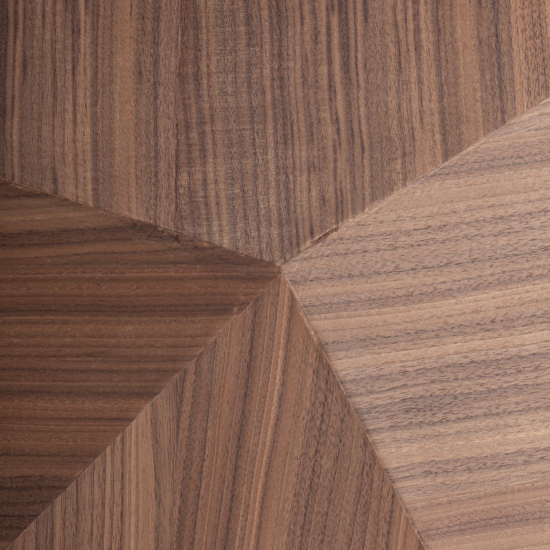 GENEIKEN Chest of Drawers in Walnut