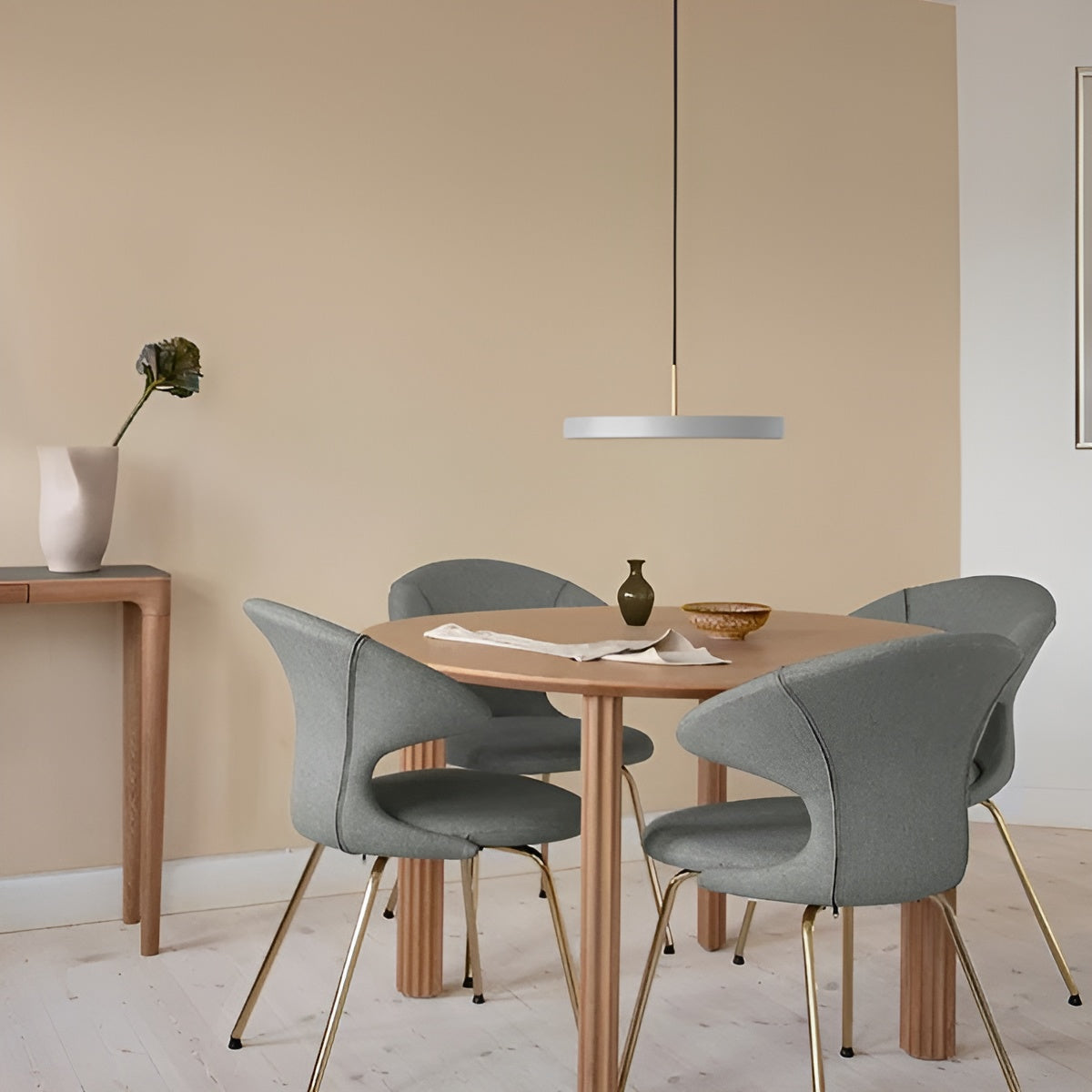 ASTERIA PLUS pendant lamp in light gray with a gold accent