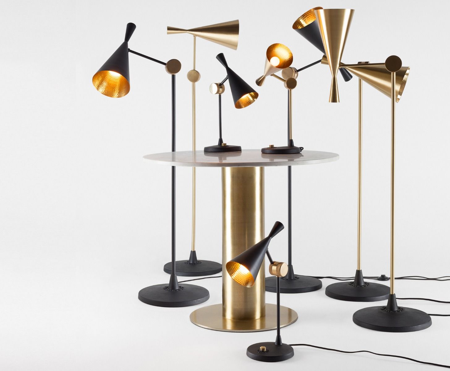 Schwarz mit Kupfertischlampe schlagen
