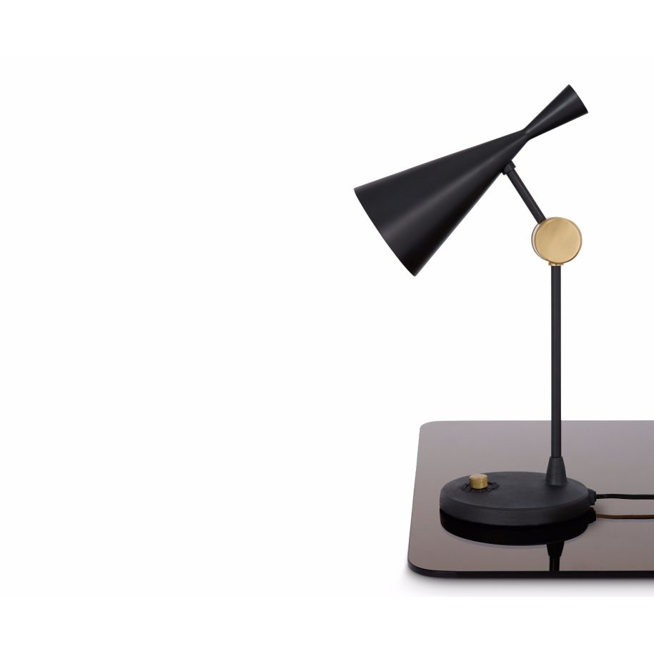 Schwarz mit Kupfertischlampe schlagen