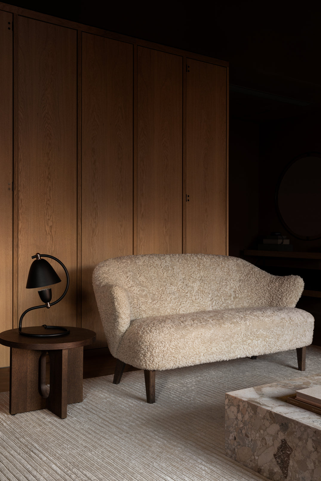 Sofa INGEBORG granatowy z ciemną dębową podstawą