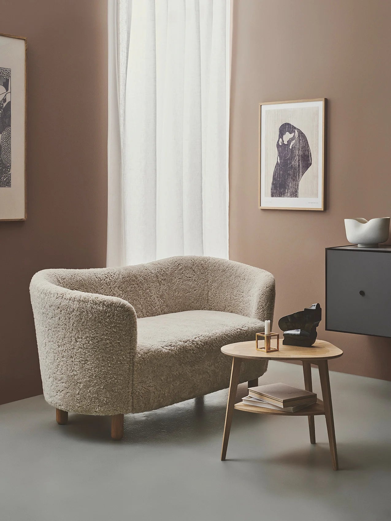Sofa MINGLE brązowa skóra owcza z dębową podstawą
