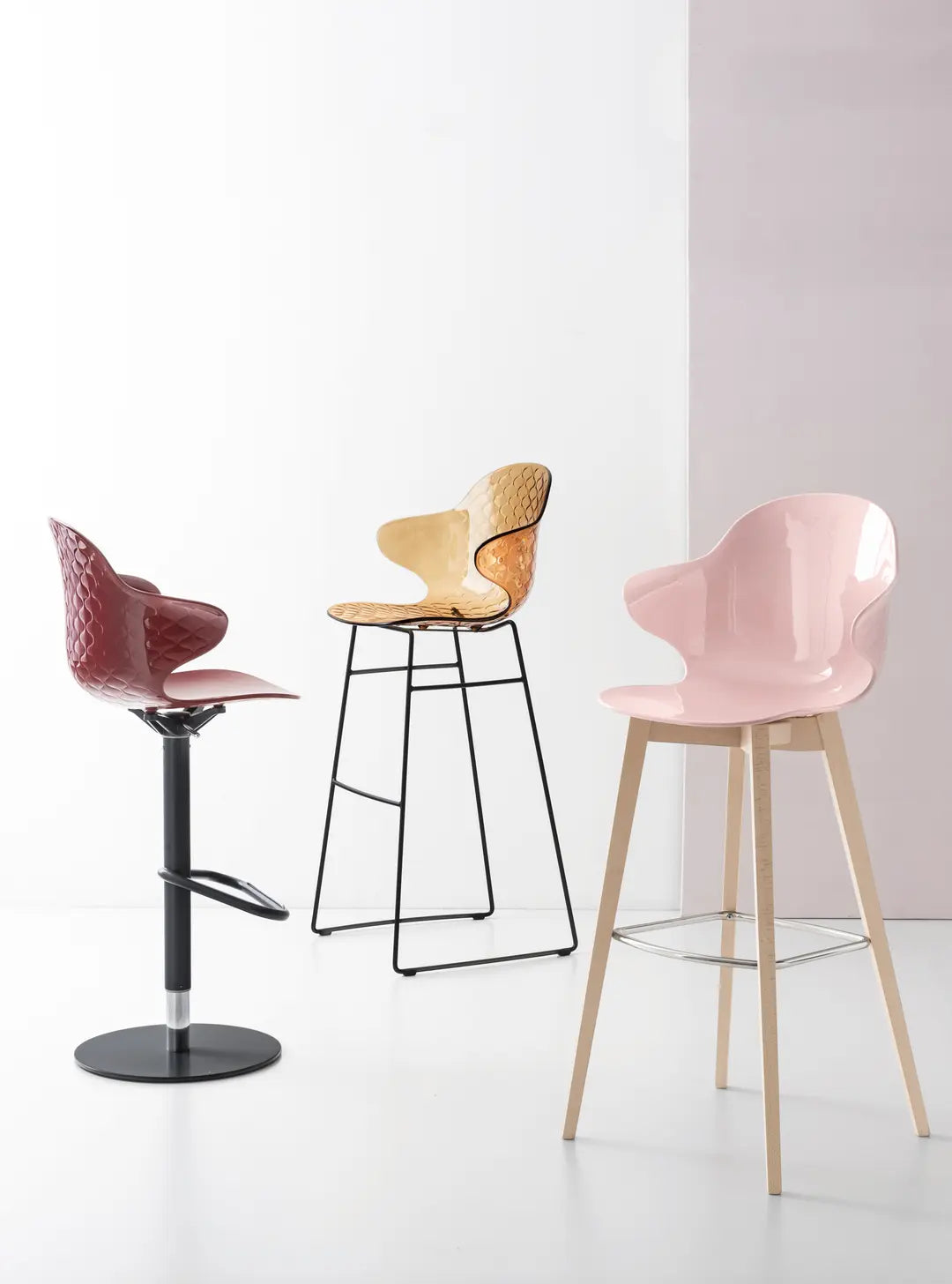 SAINT TROPEZ swivel bar stool with gray seat and black base