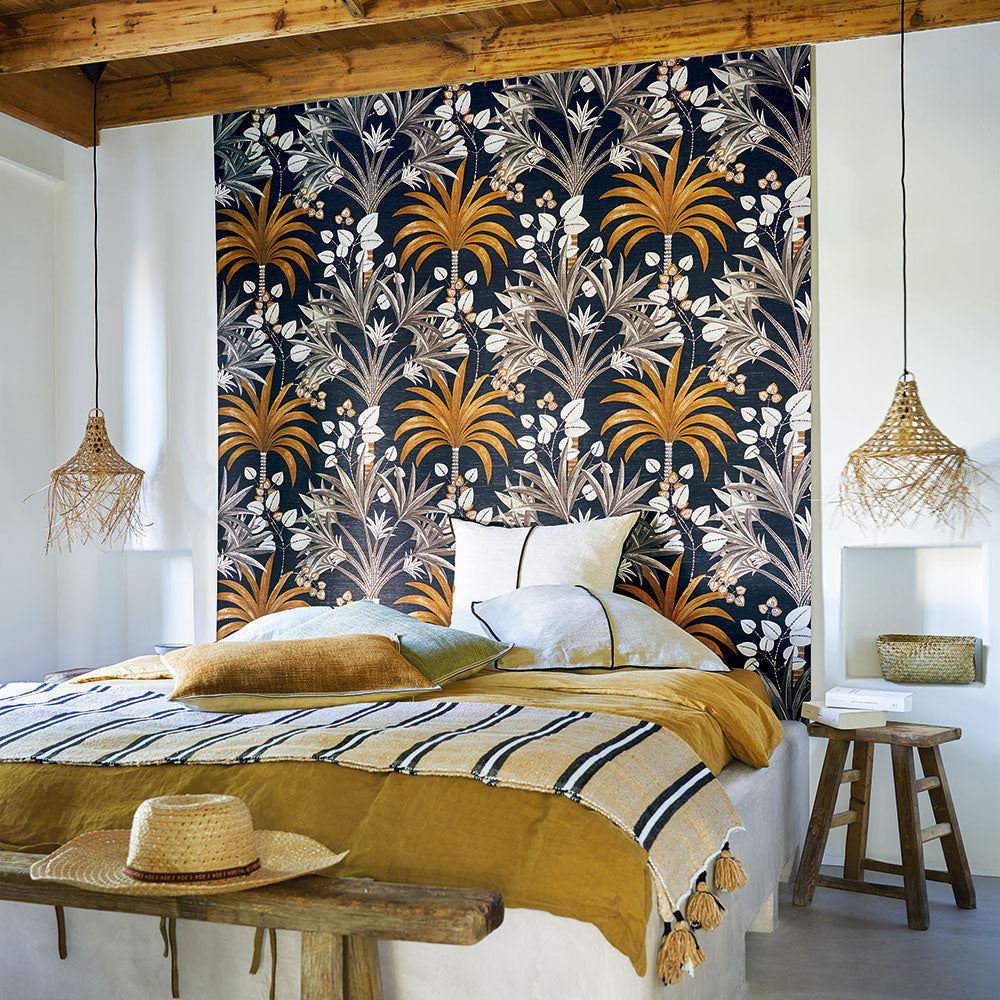 Structural wallpaper with a palm plant motif MIRISSA - PETROLE/TURQUOISE navy blue with turquoise