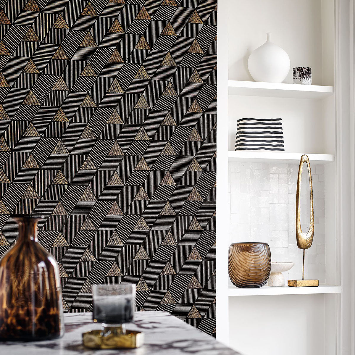 Structural wallpaper with a geometric pattern MÉROÉ - NOIR/MORDORE black with brown
