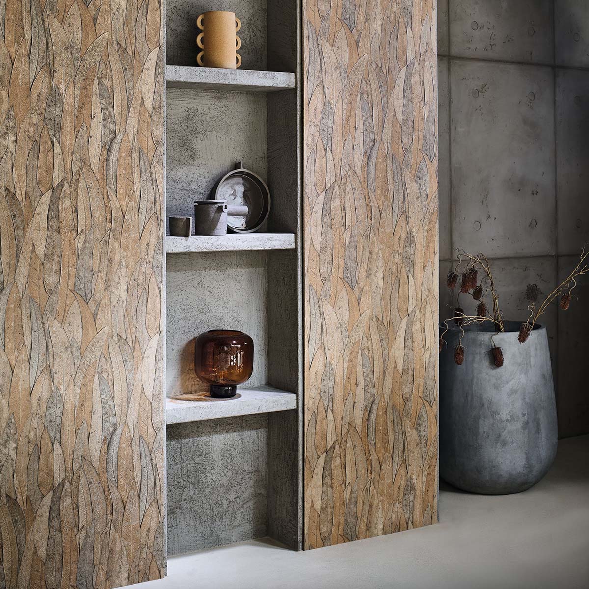 Structural wallpaper with a eucalyptus leaf pattern NELUWA - MORDORE brown