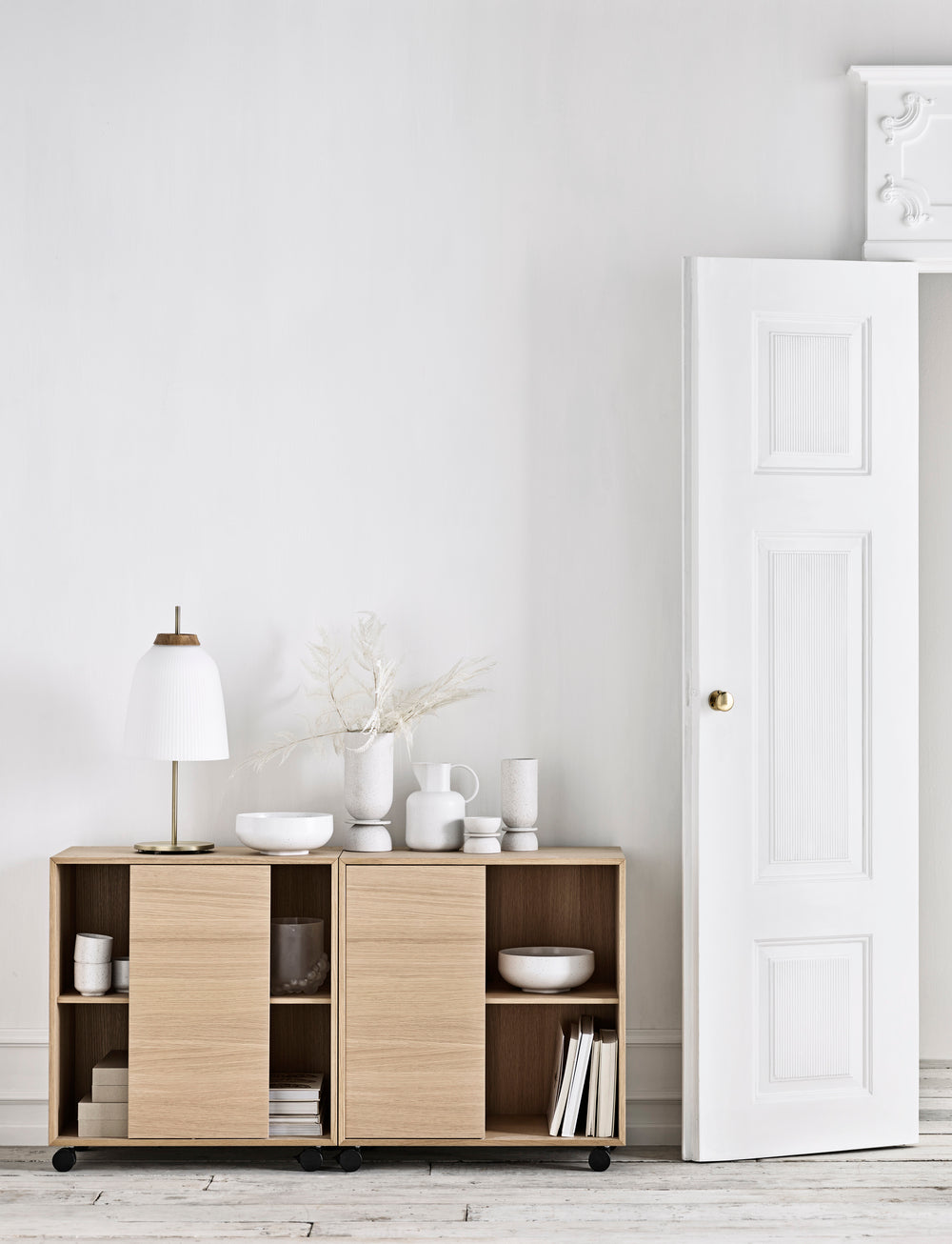 Case white cabinet